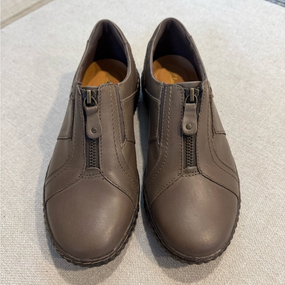 Clarks Magnolia Zip Womens Slip-On, Dark Taupe Leather, Sz 7W, NWB - Picture 3 of 11